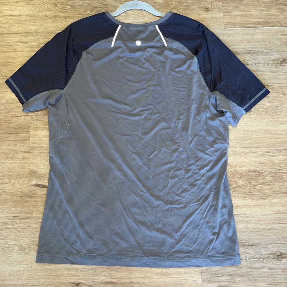 Lululemon Athletica Men's Gray and Navy Blue Short Sleeve Athletic Shirt